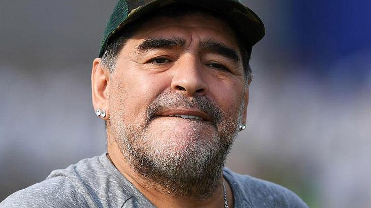 Maradona mordendo a boca