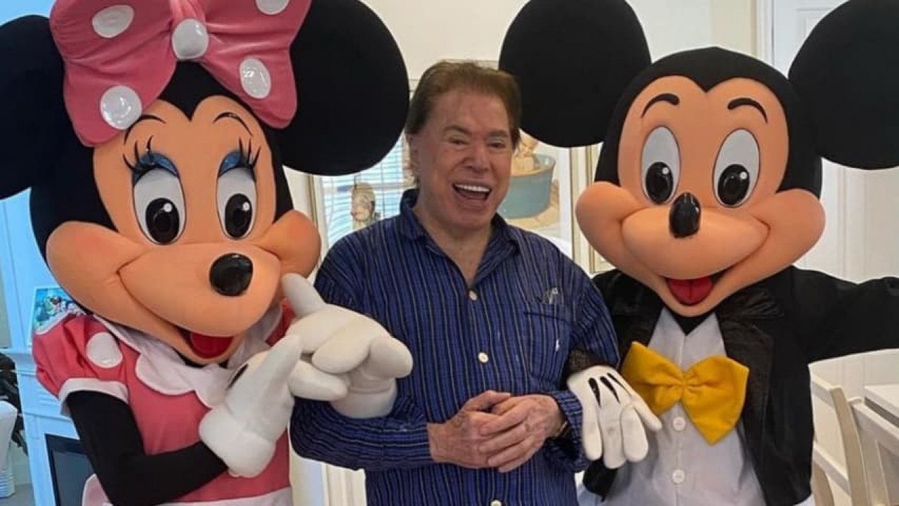 Silvio Santos ao lado da Minnie e Mickey