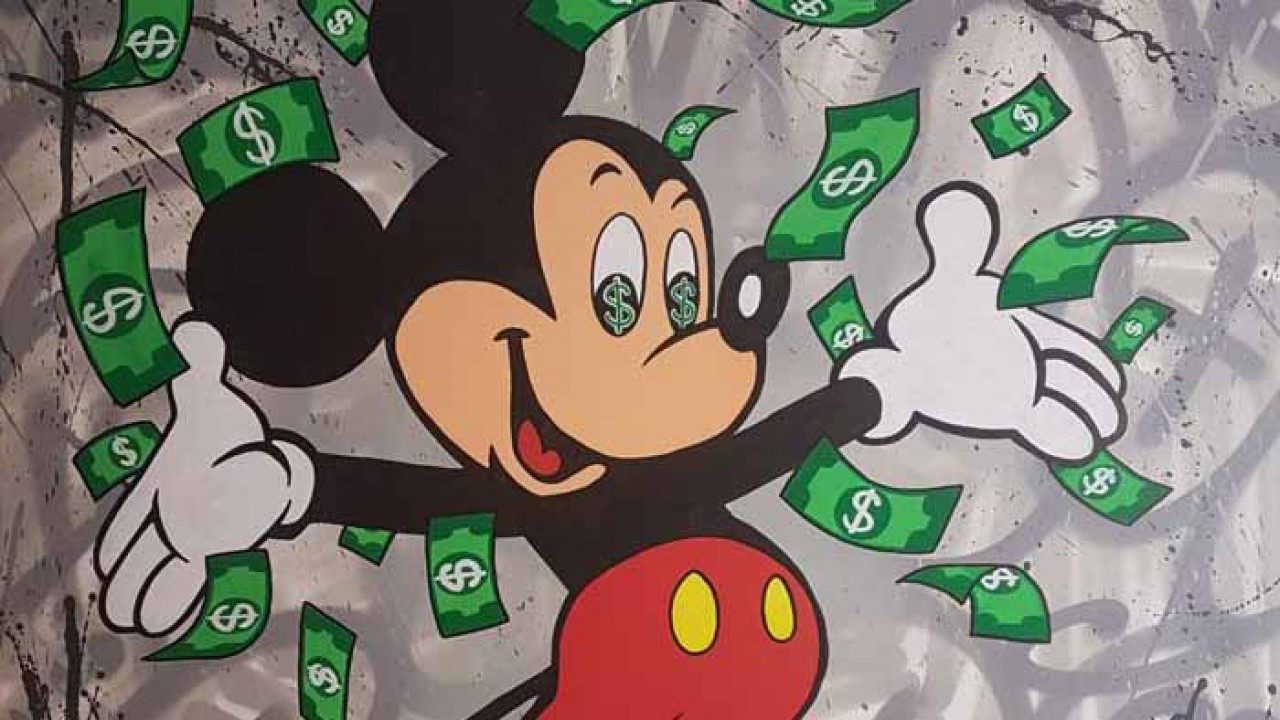 Mickey Mouse tomando chuva de dinheiro e olho de cifrão