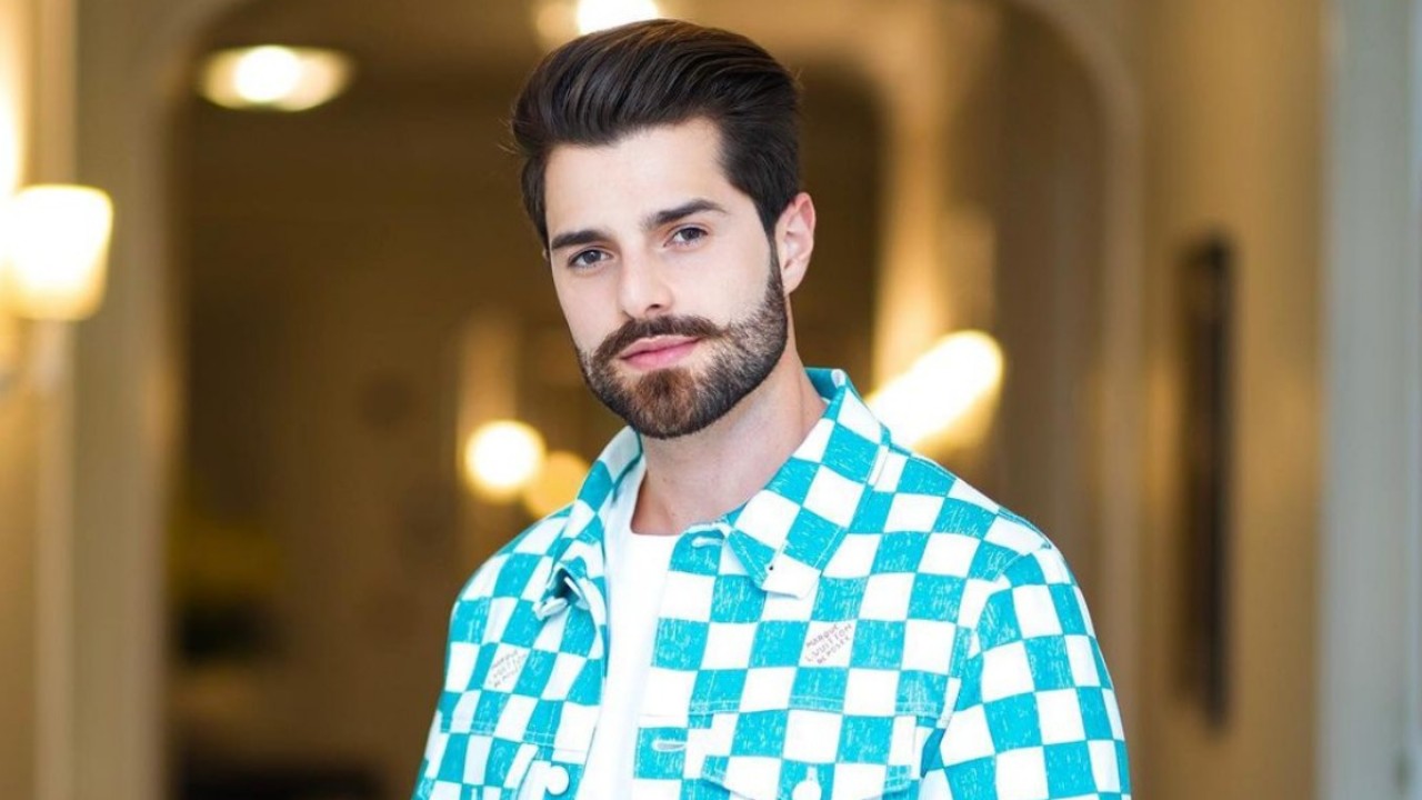 DJ Alok de camisa xadrez azul e branco