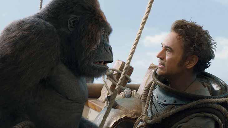 Personagem de Robert Downey Jr em Doutor Dolittle olhando para um gorila