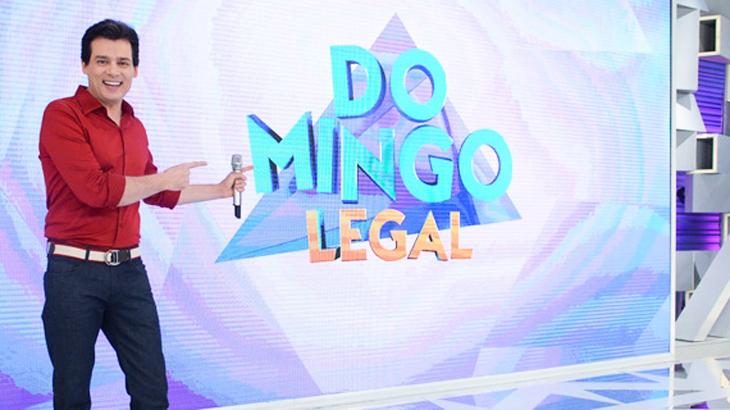 Celso Portiolli posa ao lado do logo do Domingo Legal
