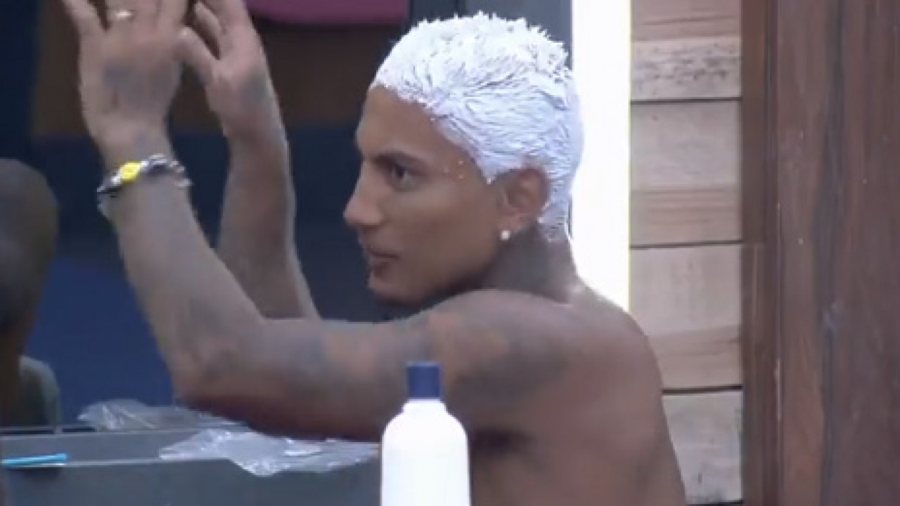 Dynho Alves pinta o cabelo enquanto fala