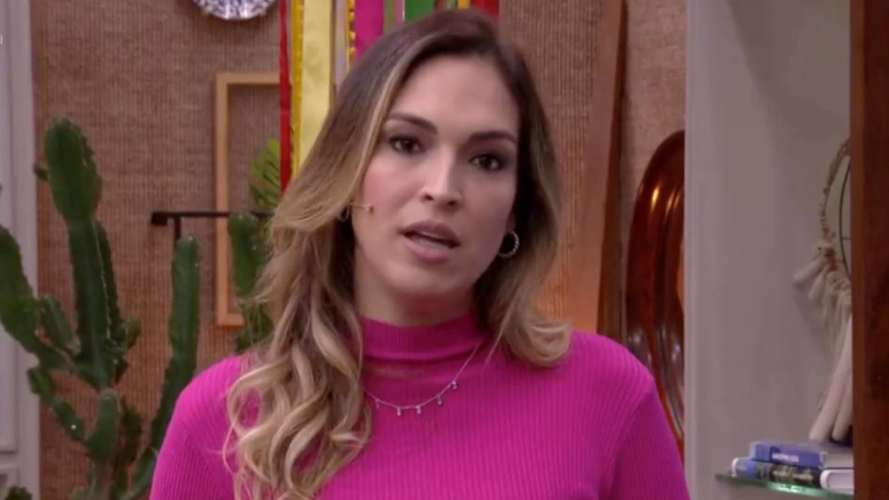 Talitha Morete na apresentação do É de Casa; apresentadora usa blusa rosa, cabelos soltas e olha à câmera
