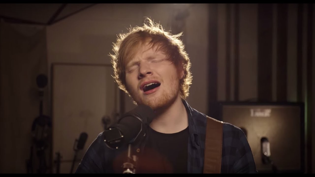 Ed Sheeran cantando em um clipe