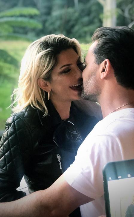 Eduardo Costa beija Antonia Fontenelle e grita: \"Gostosaaaa\"