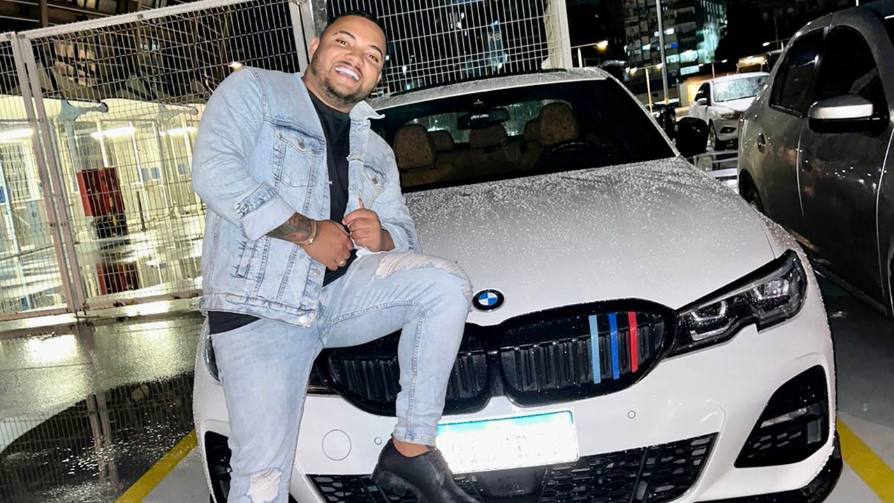 Elias Souza "Cara de Peixe" posando com sua BMW