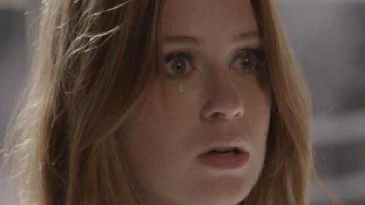 Eliza olha para frente assustada e chora