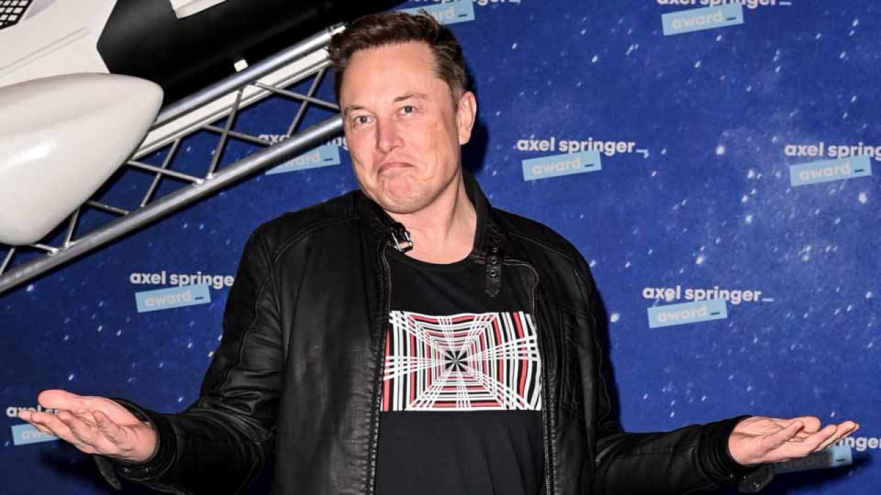 Elon Musk abrindo os braços