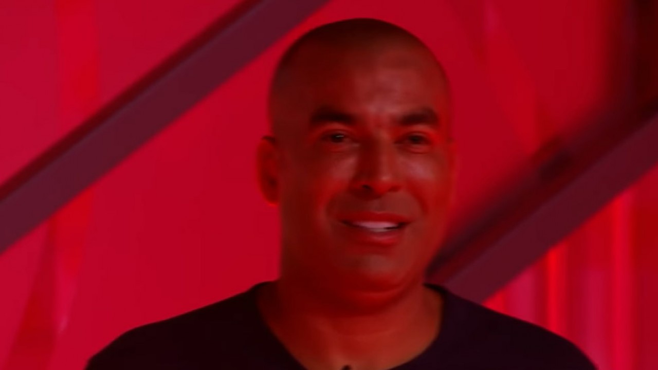 Emerson Sheik com cara de hipnotizado com luz vermelha no Arena SBT
