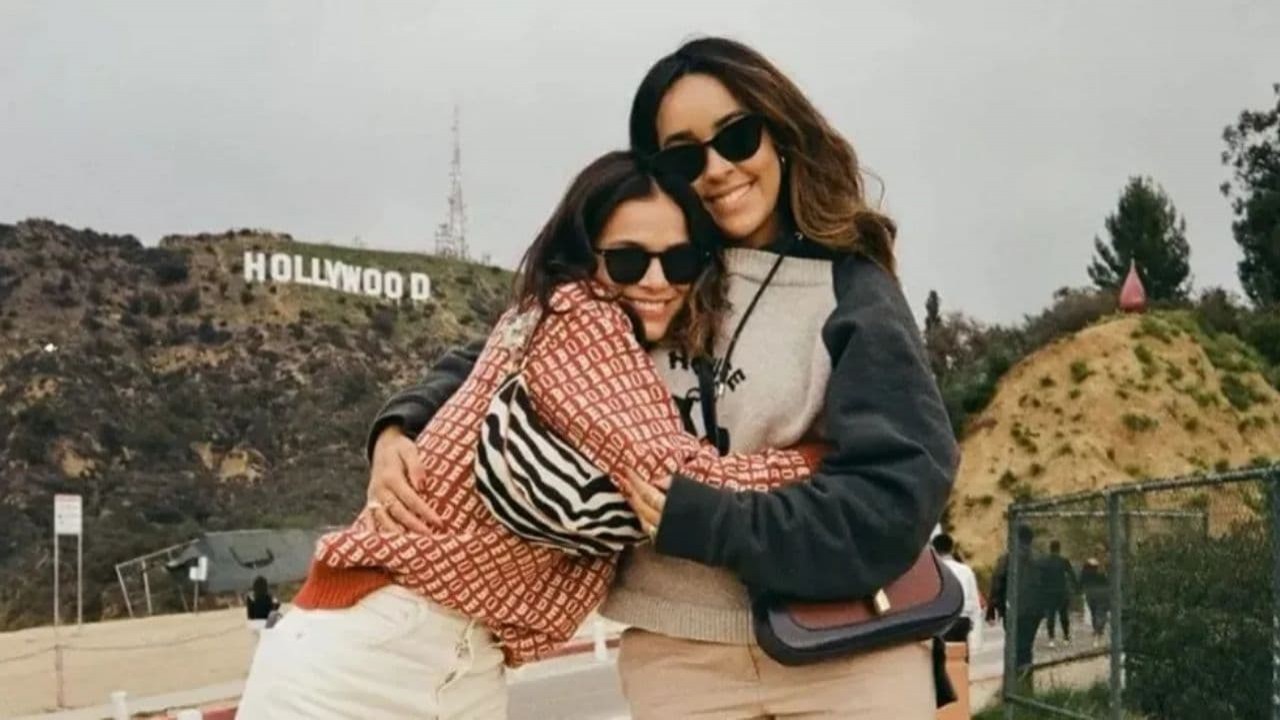 Bruna Marquezine e Juliana Montesanti abraçadas e posando para foto
