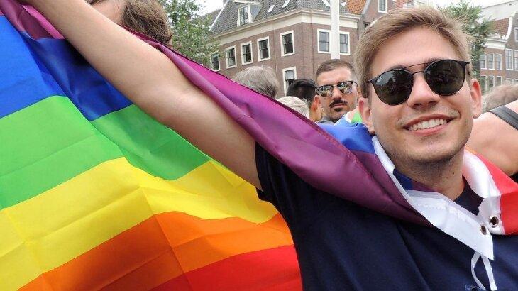 Erick Rianelli posa com a bandeira gay
