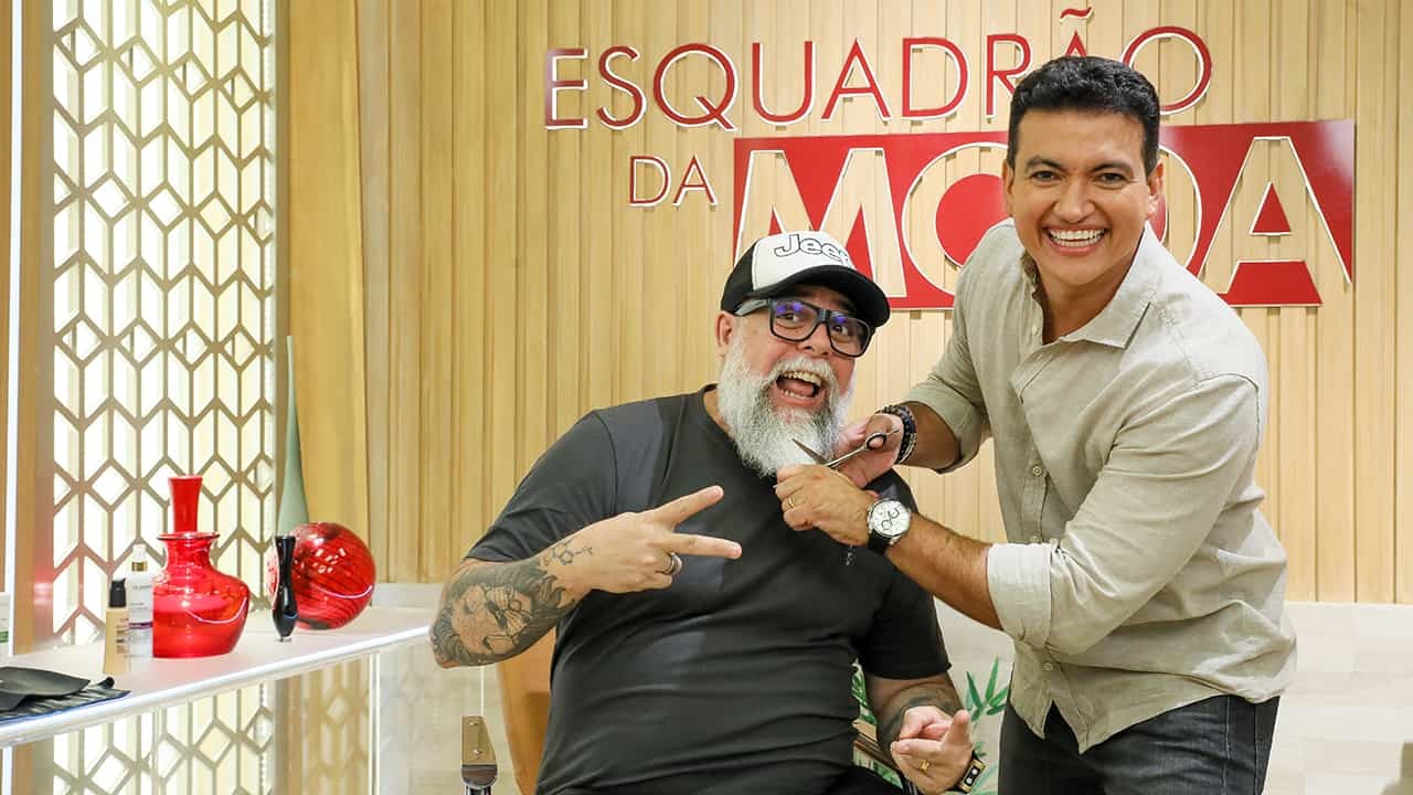 Rodrigo Cintra brincando de cortar a barba do diretor do Esquadrão da Moda, Márcio Esquilo