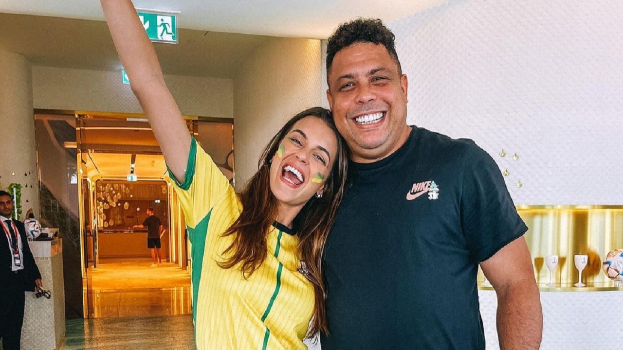 Ex-BBB Angela Munhoz posa sorridente com a camisa do Brasil ao lado de Ronaldo Fenômeno