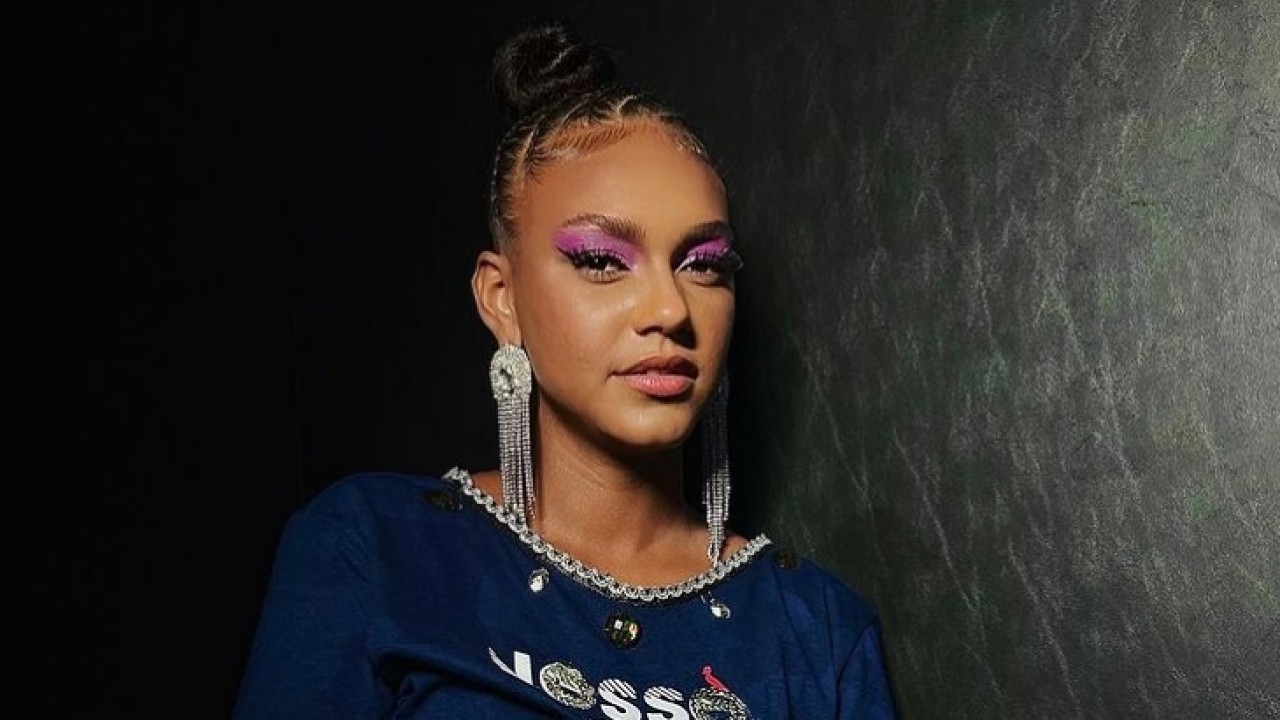 Jessi Alves posa com sombra rosa sobre os olhos e brincos longos e prateados. Visual foi usado pela ex-BBB no Carnaval
