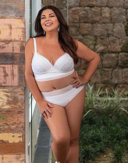 Fabiana Karla posa de lingerie e mostra suas curvas