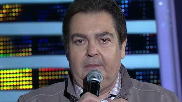 Faustão segurando o microfone em seu programa na Globo