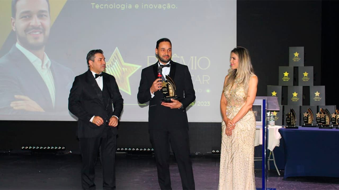 Felipe Guimarães Oliveira recebendo prêmio em evento nas águas dos Emirados Árabes Unidos