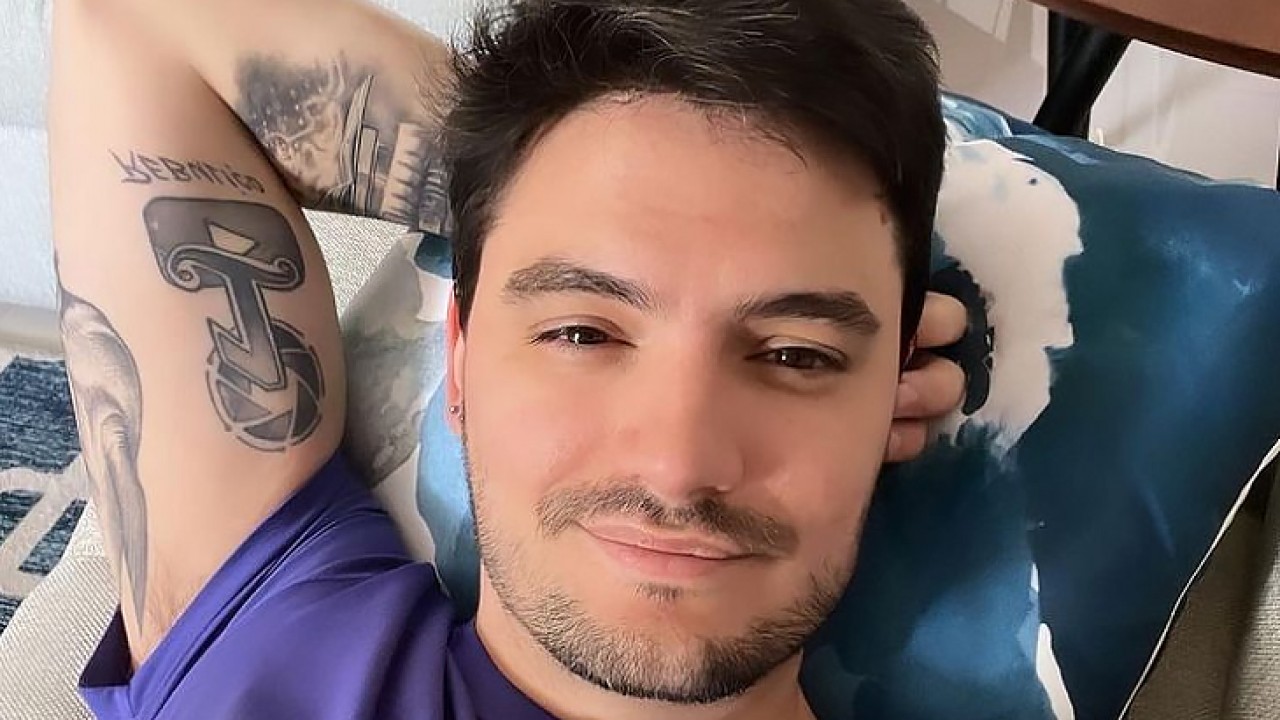 Felipe Neto exibindo tatuagem com braço atrás da cabeça