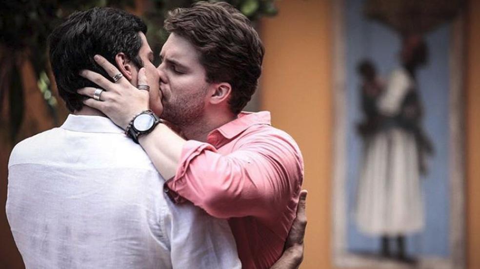 Félix e Niko se beijando