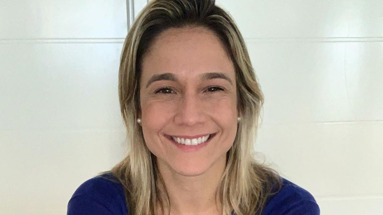 Fernanda Gentil sentada e sorrindo