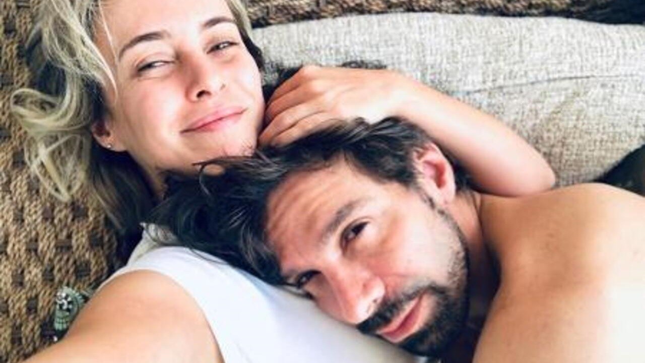 A atriz Fernanda Nobre posa para selfie deitada abraçada ao marido, o diretor José Roberto Jardim