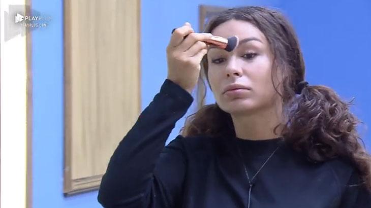 Fernanda reclama enquanto passa maquiagem