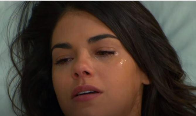 Fernanda chora deitada na cama do hospital em Triunfo do Amor 