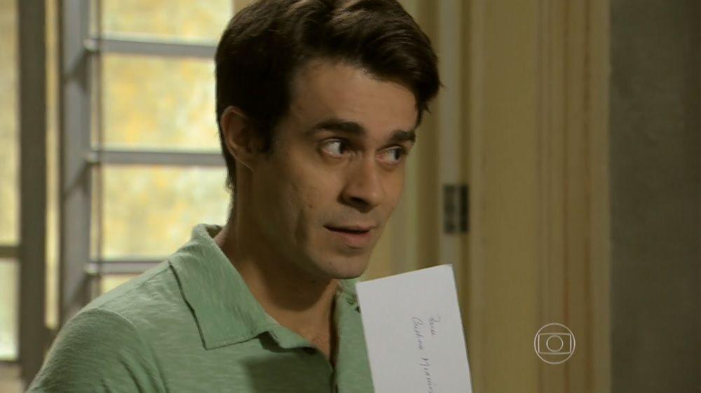 Fernando olha para Cris e sacode envelope em suas mãos