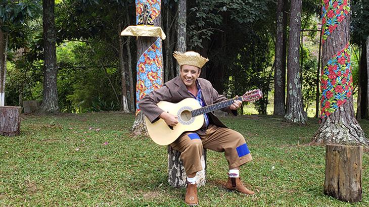 Tonho Prado com violão na mão