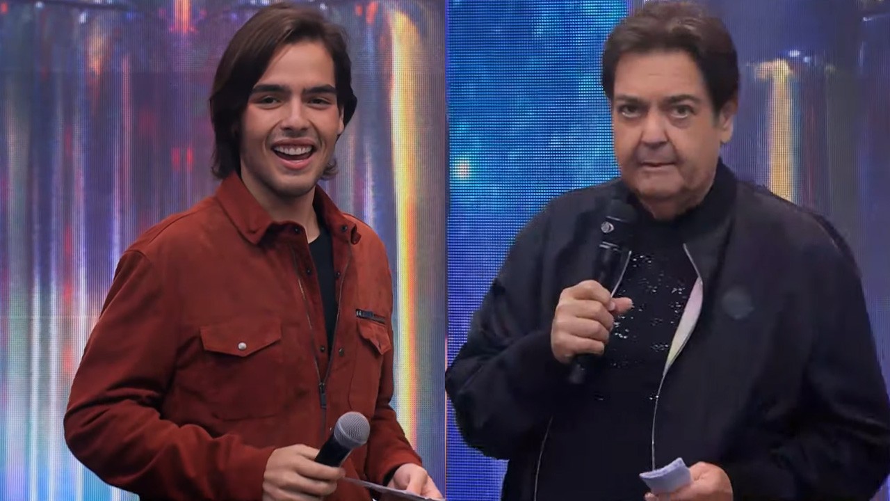 João Guilherme Silva sorrindo segurando microfone; Faustão segurando microfone