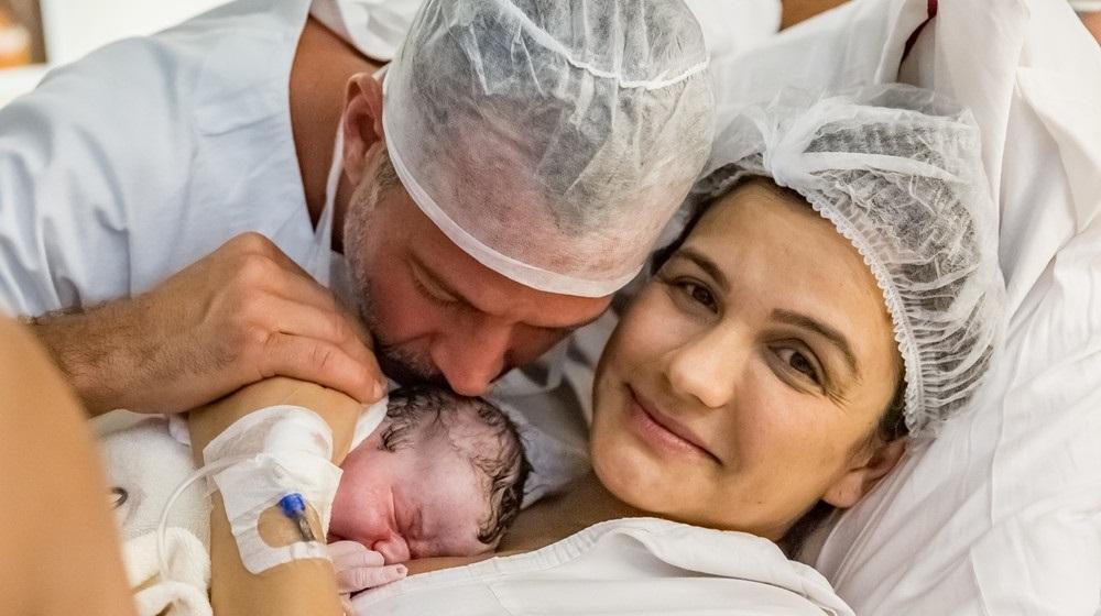 Malvino Salvador e Kyra Gracie posam com o terceiro filho, Rayan, na maternidade