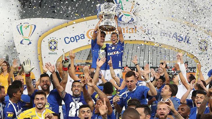 Jogador do Cruzeiro erguendo a taça