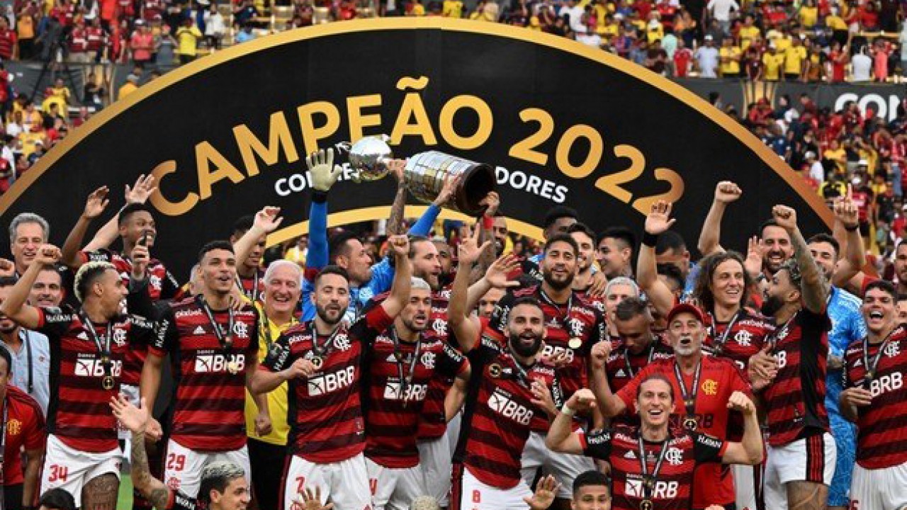 Flamengo erguendo a taça da Libertadores 2022