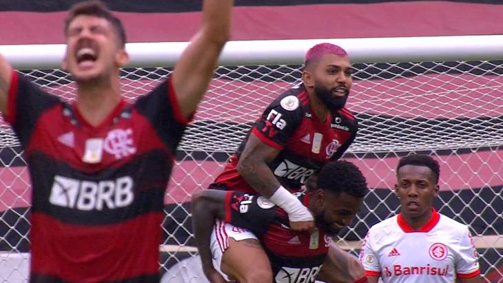 Jogadores do Flamengo comemorando gol