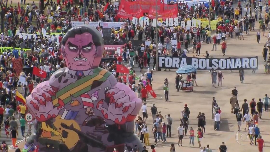 Protestantes pedem "Fora Bolsonaro" em reportagem da Globo