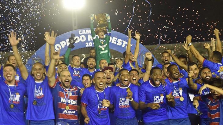 Fortaleza erguendo o troféu da Copa do Nordeste