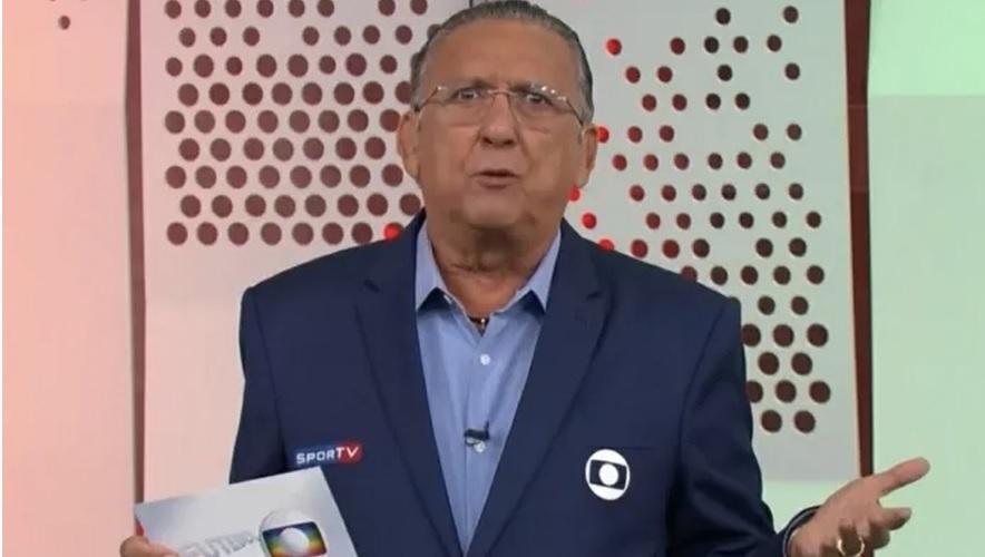 Galvão Bueno no estúdio da Globo narrando o jogo Flamengo x Palmeiras pela Supercopa do Brasil