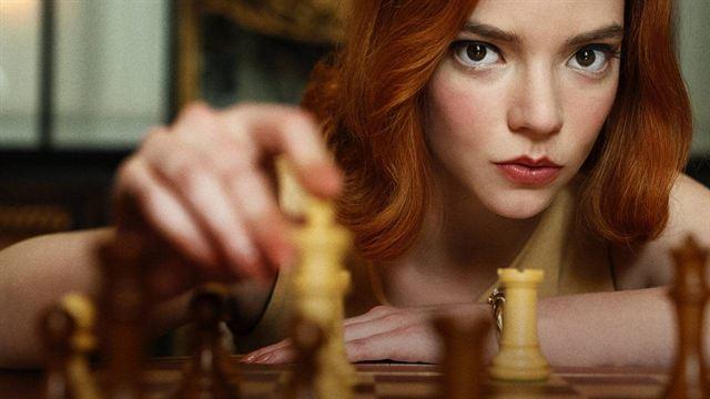 Elizabeth Harmon, personagem de O Gambito da Rainha, mexendo em xadrez