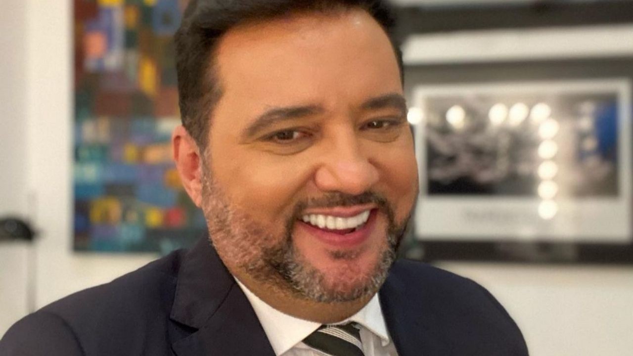 Geraldo Luís de terno e gravata, sorrindo para selfie