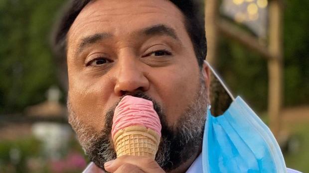 Geraldo Luís chupando sorvete de morango