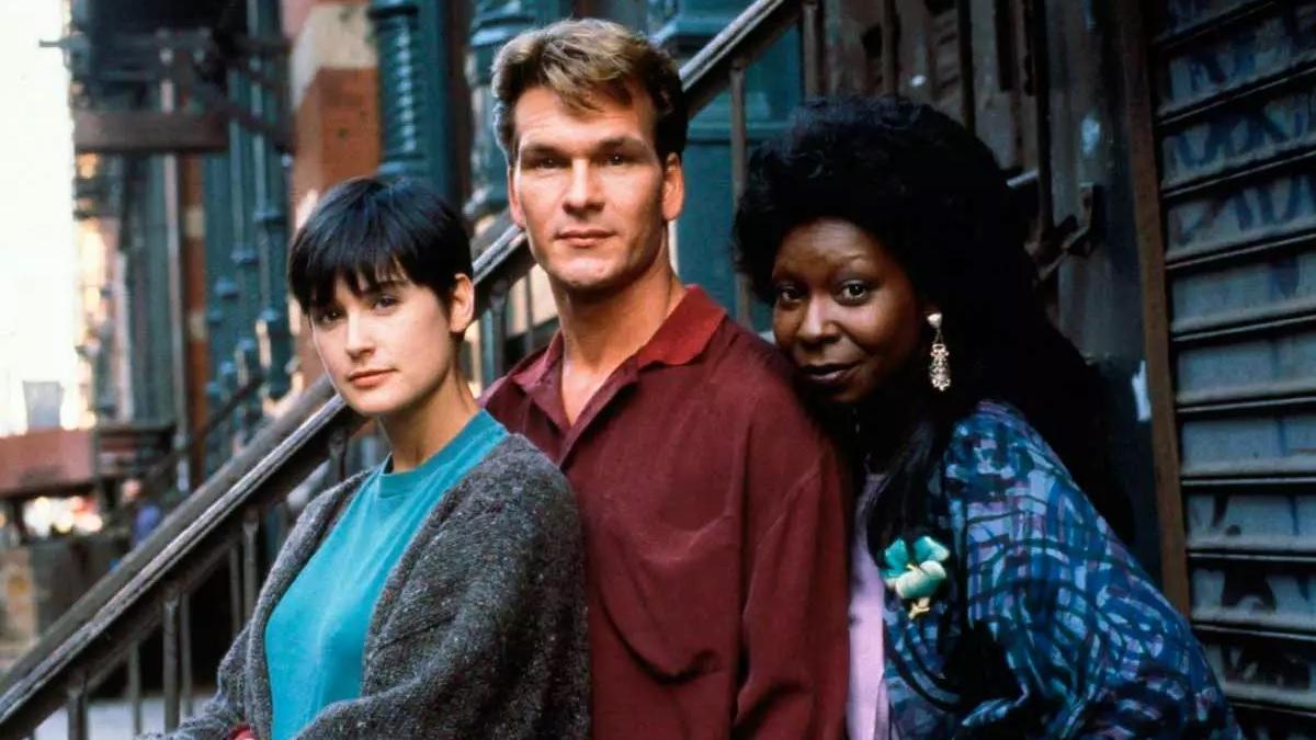 Demi Moore, Patrick Swayze e Whoopi Goldberg estrelam Ghost: Do Outro Lado da Vida, lançado há 30 anos