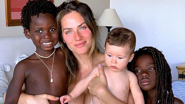 Giovanna Ewbank com filhos posados para foto