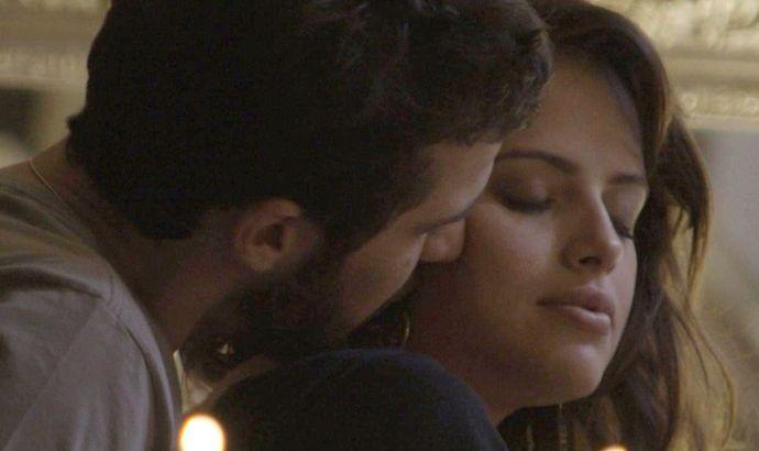 Giovanni beija o pescoço de Camila que está com os olhos fechados