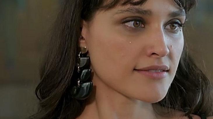 Débora Nascimento interpreta Gisela em "Verão 90"