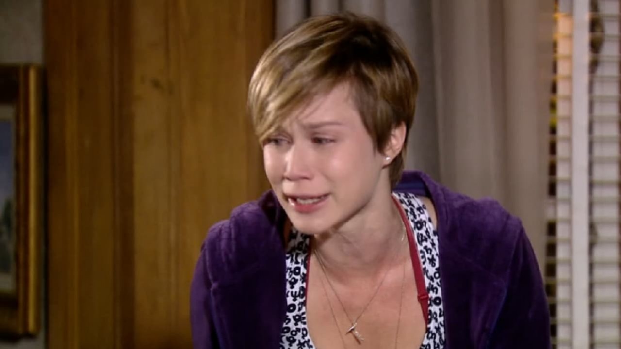 Mariana Ximenes como Lara em A Favorita. Ela chora na sala da sua mansão