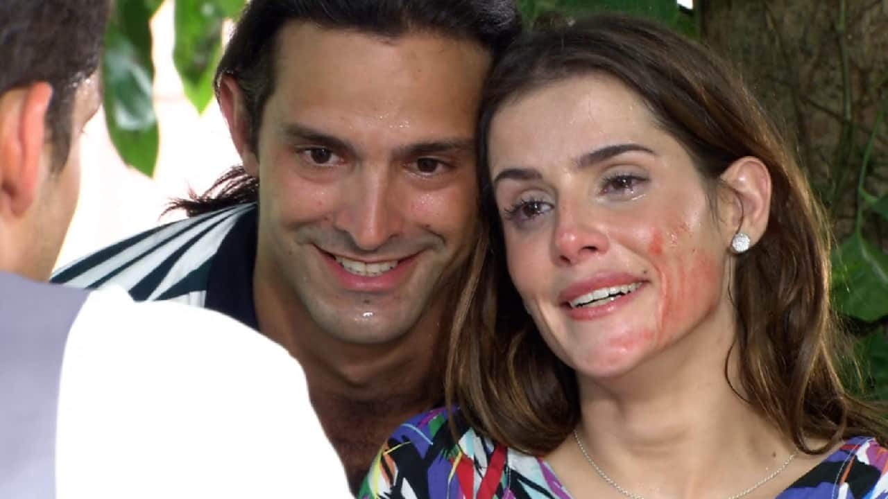 Iran Malfitano e Deborah Secco em cena do último capítulo da novela A Favorita, em reprise na Globo