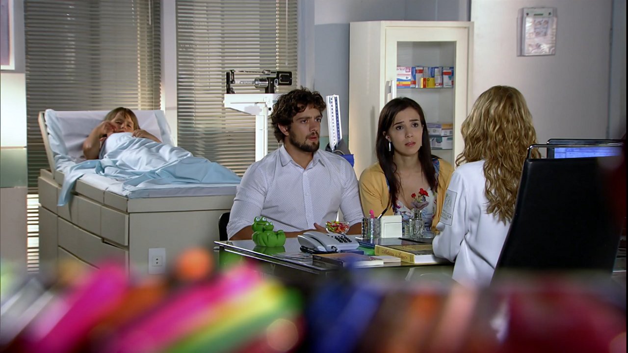 Cena de A Vida da Gente com Manu e Rodrigo falando com médico 