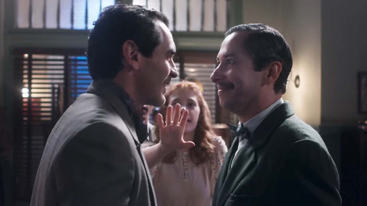 Nikolas Antunes e Michel Blois em cena de beijo do casal Plínio e Leopoldo na novela Além da Ilusão, da Globo