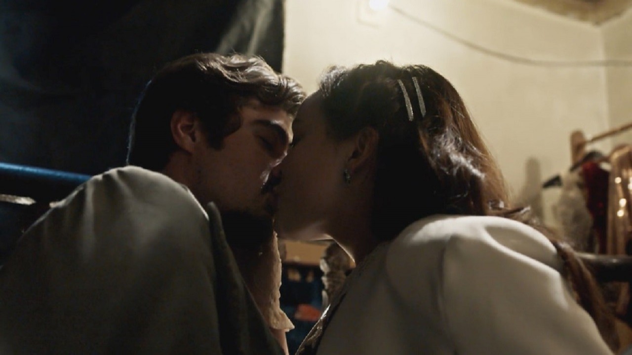Cena de Além da Ilusão com Elisa e Davi se beijando
